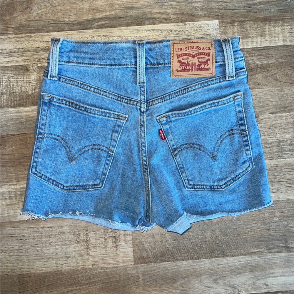 Levi’s High Rise Shorts - Picture 2 of 3